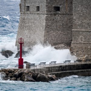 Dubrovnik: Jako Jugo, kiša i valovi na Porporeli