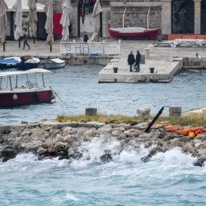 Dubrovnik: Jako Jugo, kiša i valovi na Porporeli