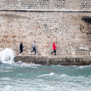 Dubrovnik: Jako Jugo, kiša i valovi na Porporeli