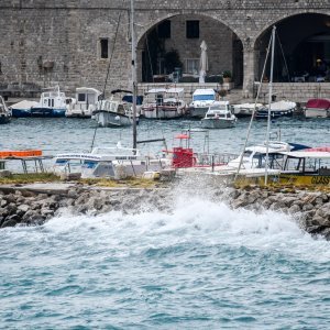 Dubrovnik: Jako Jugo, kiša i valovi na Porporeli