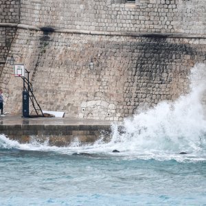 Dubrovnik: Jako Jugo, kiša i valovi na Porporeli