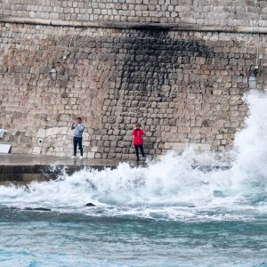 Dubrovnik: Jako Jugo, kiša i valovi na Porporeli