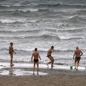 Split: Građani uživaju u južini i toplom moru nedjeljnog poslijepodneva
