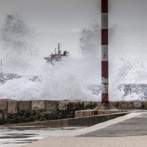 Split: Građani uživaju u južini i toplom moru nedjeljnog poslijepodneva