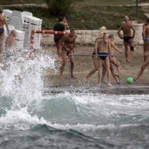 Split: Građani uživaju u južini i toplom moru nedjeljnog poslijepodneva