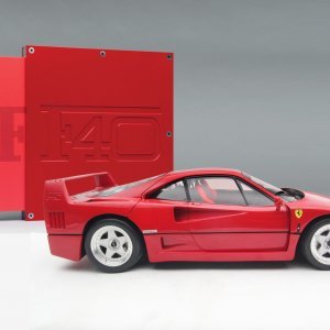 Replika Ferrarija F40