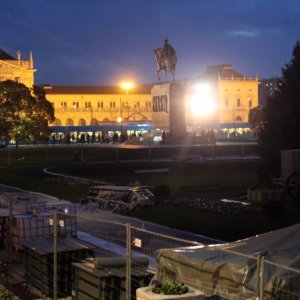 Postavljanje klizališta na Trgu kralja Tomislava
