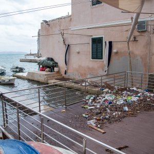 Smeće doplovilo u Dubrovnik