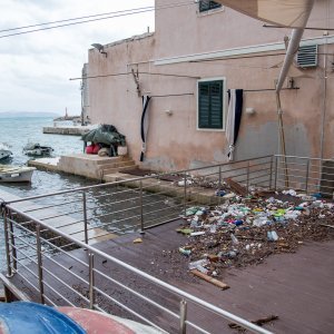 Smeće doplovilo u Dubrovnik