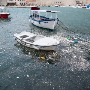 Smeće doplovilo u Dubrovnik