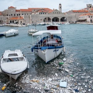 Smeće doplovilo u Dubrovnik