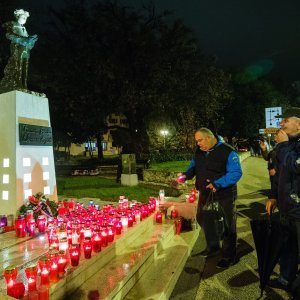 Split: Paljenjem svijeća u organizaciji Grada i Koordinacije braniteljskih udruga, ispred spomenika "I u mom gradu Vukovar svijetli"