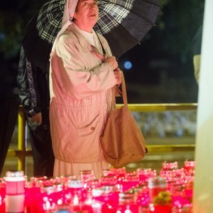 Split: Paljenjem svijeća u organizaciji Grada i Koordinacije braniteljskih udruga, ispred spomenika "I u mom gradu Vukovar svijetli"