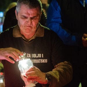 Split: Paljenjem svijeća u organizaciji Grada i Koordinacije braniteljskih udruga, ispred spomenika "I u mom gradu Vukovar svijetli"