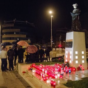 Split: Paljenjem svijeća u organizaciji Grada i Koordinacije braniteljskih udruga, ispred spomenika "I u mom gradu Vukovar svijetli"