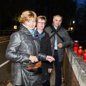 Paljenje svijeća za Vukovar na sisačkom Starom mostu
