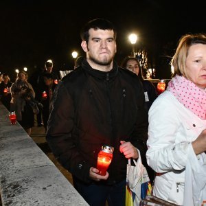 Paljenje svijeća za Vukovar na sisačkom Starom mostu