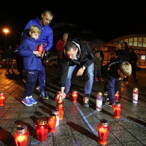 Karlovački sportaši paljenjem svijeća priključili se akciji I u mom gradu Vukovar svijetli