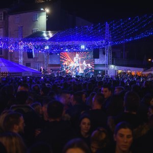 U Zadru otvoren Advent uz koncert Prljavog kazališta