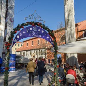 Građani posjetili manifestaciju Advent u Zadru