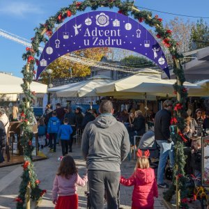 Građani posjetili manifestaciju Advent u Zadru