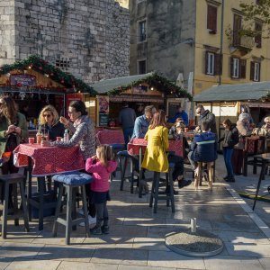 Građani posjetili manifestaciju Advent u Zadru