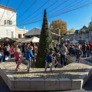 Građani posjetili manifestaciju Advent u Zadru