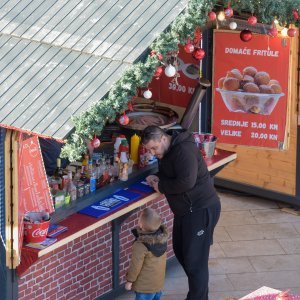 Građani posjetili manifestaciju Advent u Zadru