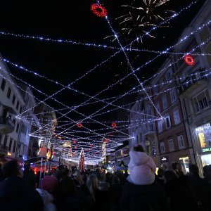 Rijeka: Na Korzu je uz vatromet upaljena blagdanska rasvjeta