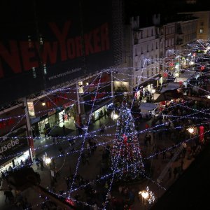 Rijeka: Na Korzu je uz vatromet upaljena blagdanska rasvjeta