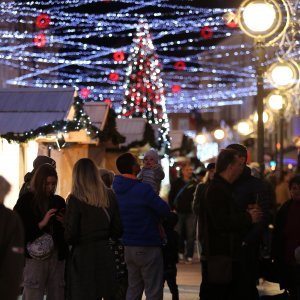 Rijeka: Na Korzu je uz vatromet upaljena blagdanska rasvjeta