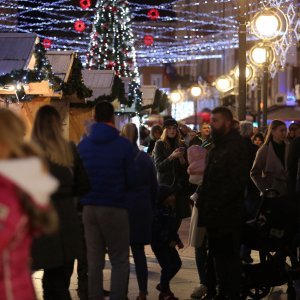 Rijeka: Na Korzu je uz vatromet upaljena blagdanska rasvjeta