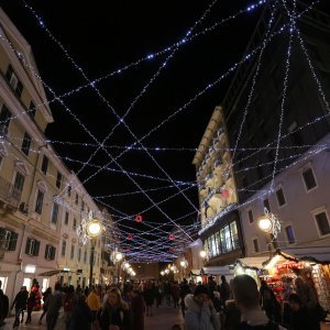 Rijeka: Na Korzu je uz vatromet upaljena blagdanska rasvjeta