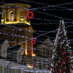 Rijeka: Na Korzu je uz vatromet upaljena blagdanska rasvjeta