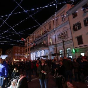 Rijeka: Na Korzu je uz vatromet upaljena blagdanska rasvjeta