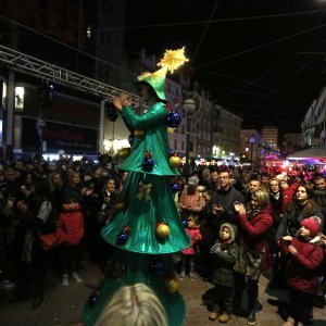 Rijeka: Na Korzu je uz vatromet upaljena blagdanska rasvjeta