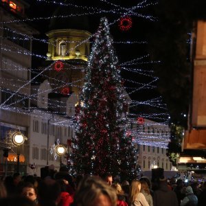 Rijeka: Na Korzu je uz vatromet upaljena blagdanska rasvjeta