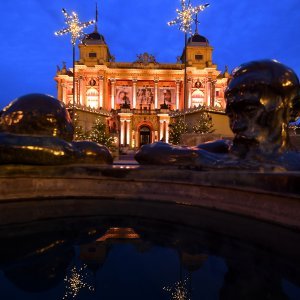 Zgrada HNK Zagreb ukrašena povodom Adventa