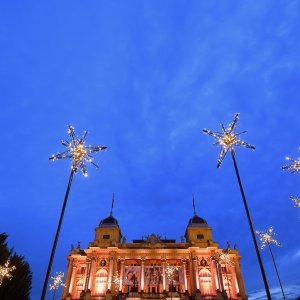 Zgrada HNK Zagreb ukrašena povodom Adventa