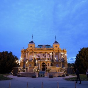 Zgrada HNK Zagreb ukrašena povodom Adventa