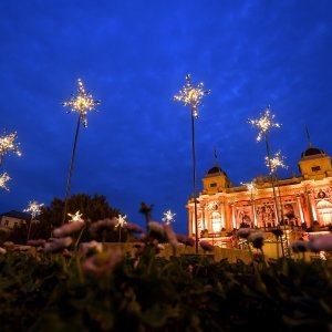 Zgrada HNK Zagreb ukrašena povodom Adventa