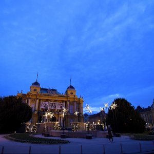 Zgrada HNK Zagreb ukrašena povodom Adventa
