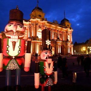 Zgrada HNK Zagreb ukrašena povodom Adventa