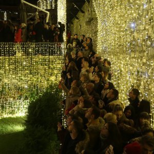 Rijeka: Paljenjem lampica započeo je program Adventa na Trsatskoj gradini