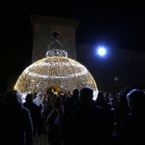 Rijeka: Paljenjem lampica započeo je program Adventa na Trsatskoj gradini