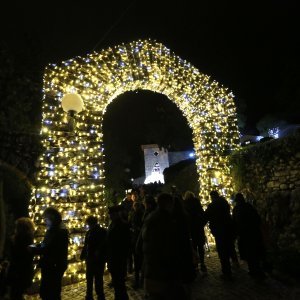 Rijeka: Paljenjem lampica započeo je program Adventa na Trsatskoj gradini