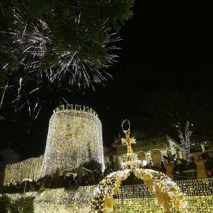 Rijeka: Paljenjem lampica započeo je program Adventa na Trsatskoj gradini