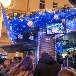 Prva momčad Dinama izazvala veliku gužvu na adventskoj kućici 'Dinamova čarolija'