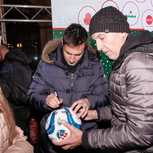 Prva momčad Dinama izazvala veliku gužvu na adventskoj kućici 'Dinamova čarolija'