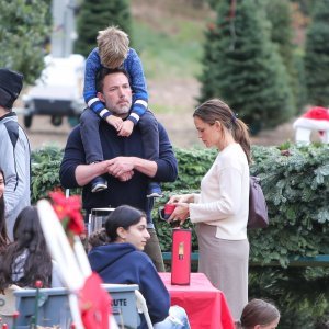 Ben Affleck i Jennifer Garner s djecom kupuju božićno drvce